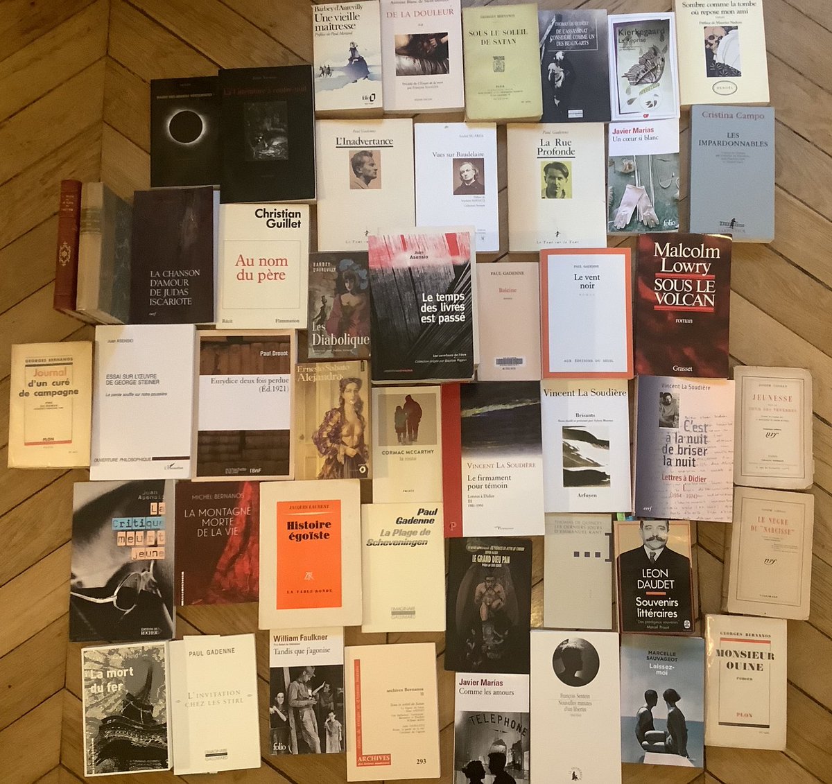 Maintenant, j’ai l’édition originale de La plage de Scheveningen.
À tout hasard, n’étant pas un obsédé du livre comme objet, je ne possède qu’un nombre assez ridicule de beaux exemplaires, m’étant toujours concentré sur la lecture.
Puis mes moyens étant eux-mêmes assez