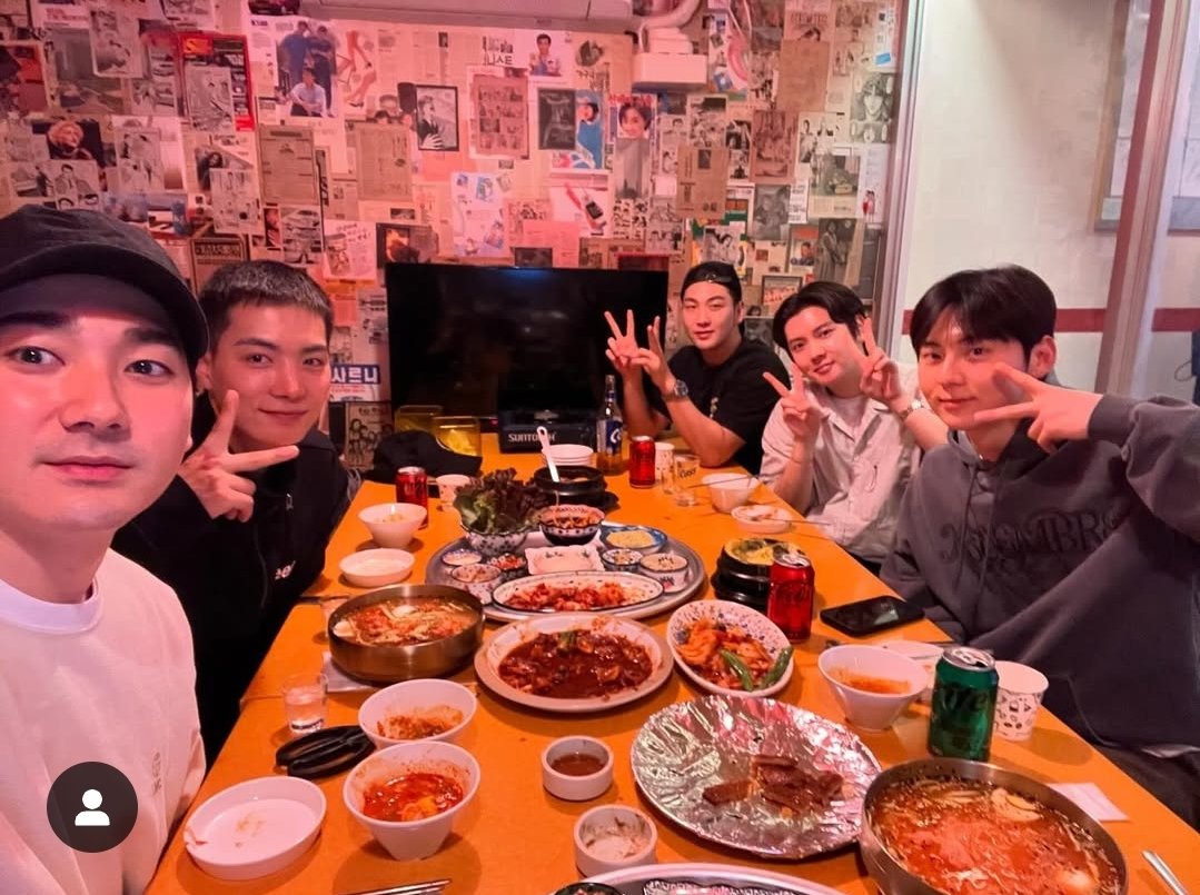 pledis_boy_s2's tweet image. 왜 맨날..........
나이는 나만 먹냐