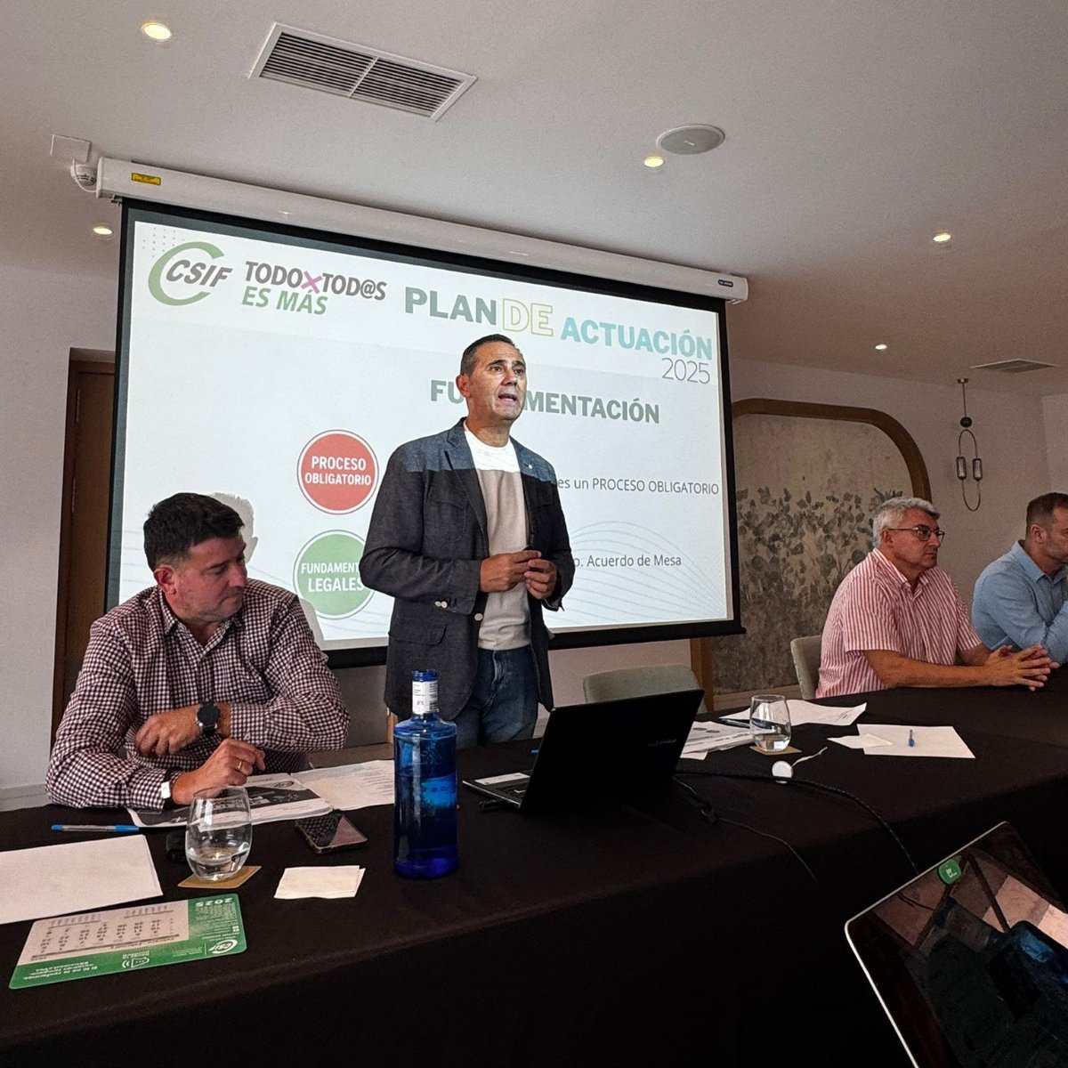📍 Germán Girela, presidente de CSIF-A, se reúne en Loja junto a Manuel Pérez y Manuel Moreno, secretarios de Acción Sindical y de Negociación, respectivamente, con delegados/as de toda Andalucía para trazar la hoja de ruta del sindicato en los próximos meses. #TodoXAndalucía