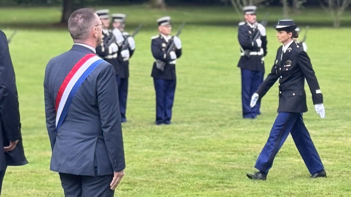 J’ai eu l’honneur d’assister aujourd’hui, au château de Saint-Germain-du-Plain, à la cérémonie de prise de commandement de Céline Delcour, de la compagnie de gendarmerie de Chalon-sur-Saône. 

Je tiens à saluer son engagement et celui de l’ensemble des gendarmes de