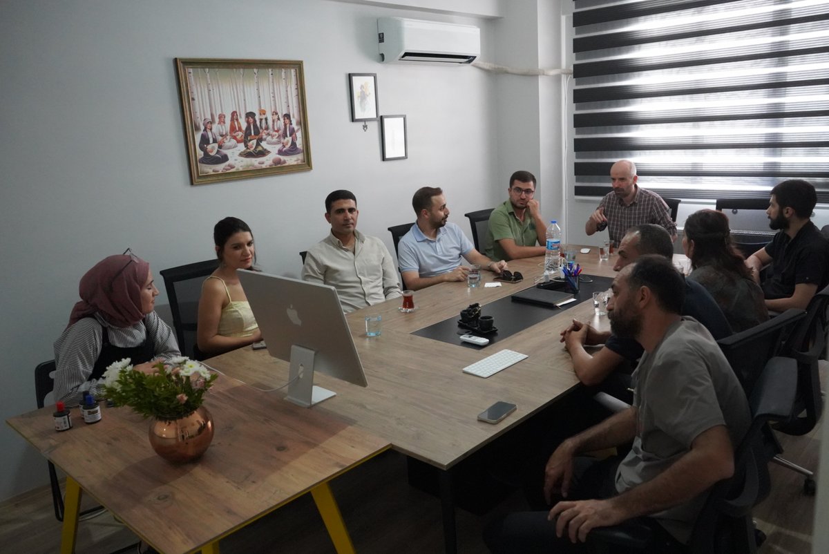 BotanInt's tweet image. Digel 8 nûner û edîtorên rojnameyan/malperan em li ofîsa me civîyan. Dr. Emre Kizilkaya li ser bernameya reytîgpîv ADAPT agahî dan. 

Bernameya ku algorîtmayên Google, X, Facebook... û malperan dipîve van daneyan dike grafîkên zelal ku rojnameger rasterast bizanin xwendevan,…