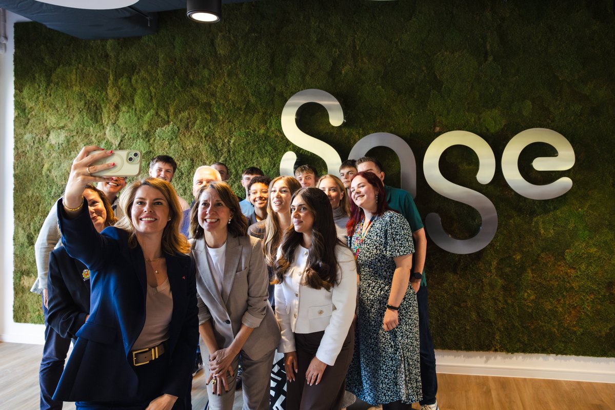 SciTechgovuk's tweet image. The North East of England is home to our latest AI Growth Zone, and a new taskforce made of skills and industry leaders is being formed to help boost AI’s local impact. 

@leicesterliz met with @Accenture and @sagegroupplc apprentices to hear how the coalition will open-up new…