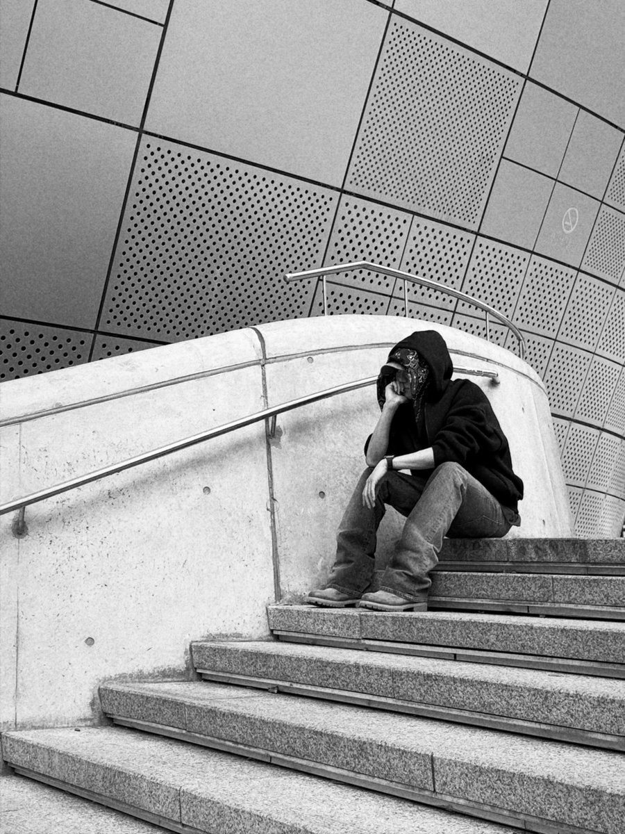 오늘도 내 퇴근길에 앉아있구나 명호야.,