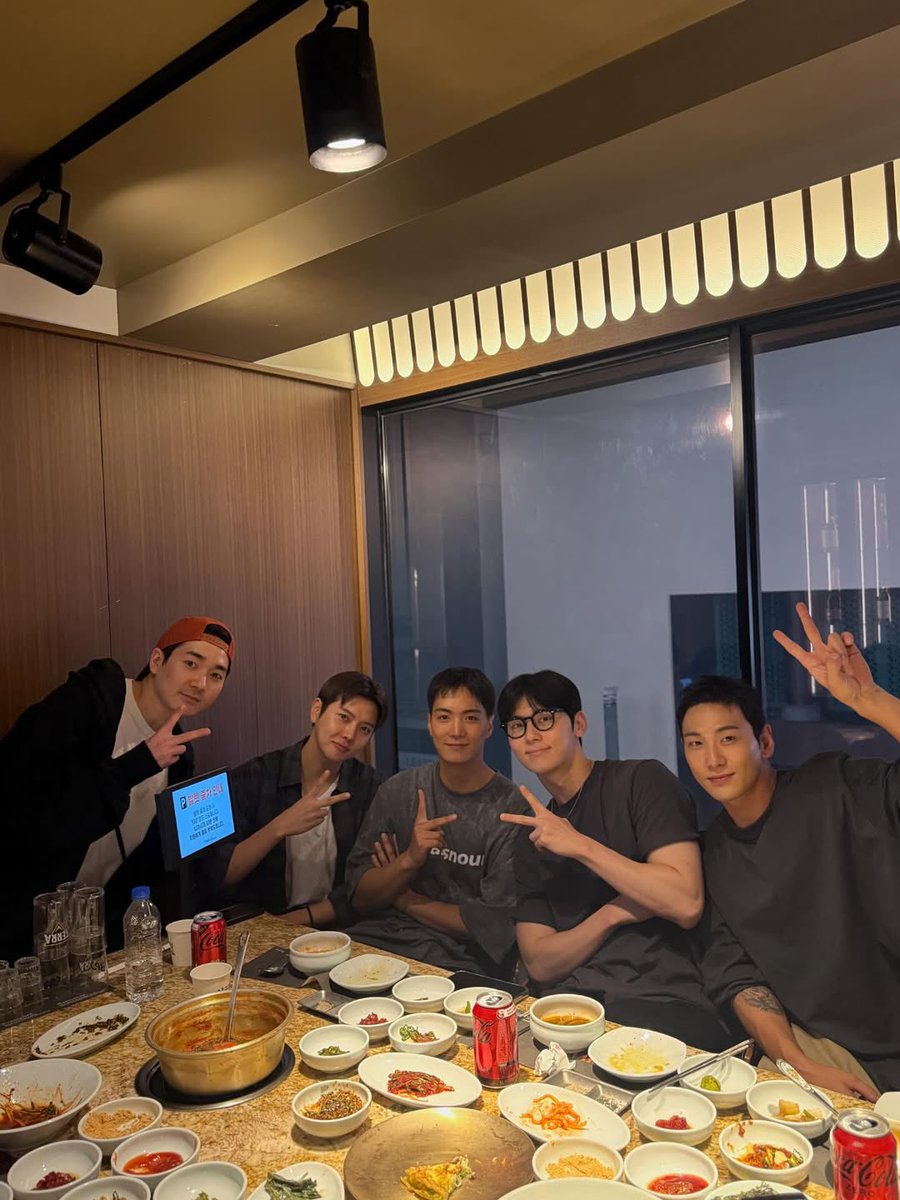 oh My GODDDDDDDDDD!!!! they look hella HANDSOME in their natural black hair omg 😭🫶 miss you guys a lottt huhu live pls HAHAHAHA nuest visual in their early 30s 🥰

#Nuest #Aaron #Jonghyeon #Baekho #Minhyun #Mingi