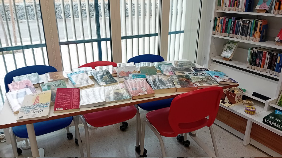 Aquests dies la biblioteca s'omple d'alumnes de nou... Quin gust! Des del centre els acompanyem en la tria d'exemplars, els reconamem revistes, còmics, àlbums il.lustrats... Us recordem que tenen un perfil d'Instagram @institutdegurb_biblioteca que val molt la pena seguir! 📚  📖