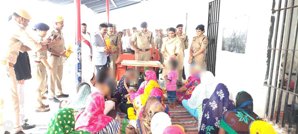 bandapolice's tweet photo. #MissionShakti5 अभियान के तहत मा0 जिला जज बांदा, #DMBanda व पुलिस अधीक्षक बांदा द्वारा मण्डल कारागार बांदा में निरुद्ध महिला बंदियों से संवाद कर उन्हे शासन द्वारा उनकी सुरक्षा एवं सशक्तीकरण हेतु चलाई जा रही योजनाओं एवं कार्यक्रमों के बारे में दी गई जानकारी।
#MissionShaktiUPP https://t.co/nEHvcLl0ny