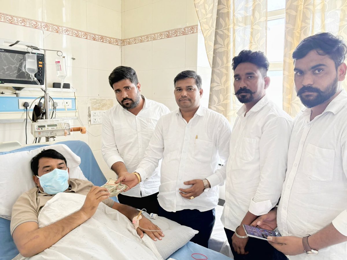 भामाशाह चेतराम जी बैरवा राष्ट्रीय कोर कमेटी भीम आर्मी,सदस्य आजाद समाज पार्टी ने अस्पताल आकर झालावाड पिपलोदी हादसे में मृतक बच्चों के पीड़ित परिवारों के लिए 100000 ₹ की आर्थिक सहायता की!