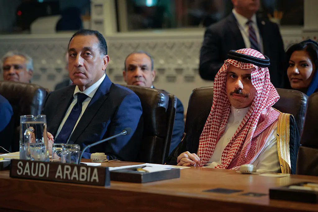 قبل دقائق مجلة تايم الأمريكية نشرت مقالًا تحليليًا عن معاهدة الدفاع السعودية - الباكستانية ورسائلها..

📌 أبرز ما جاء فيه:
- المعاهدة لم تكن ابتعادًا عن أمريكا بل "طلقة تحذير" بعد الغارة الإسرائيلية غير المسبوقة على قطر.

- تراكمت خيبة الأمل الخليجية مع واشنطن: الاتفاق النووي مع