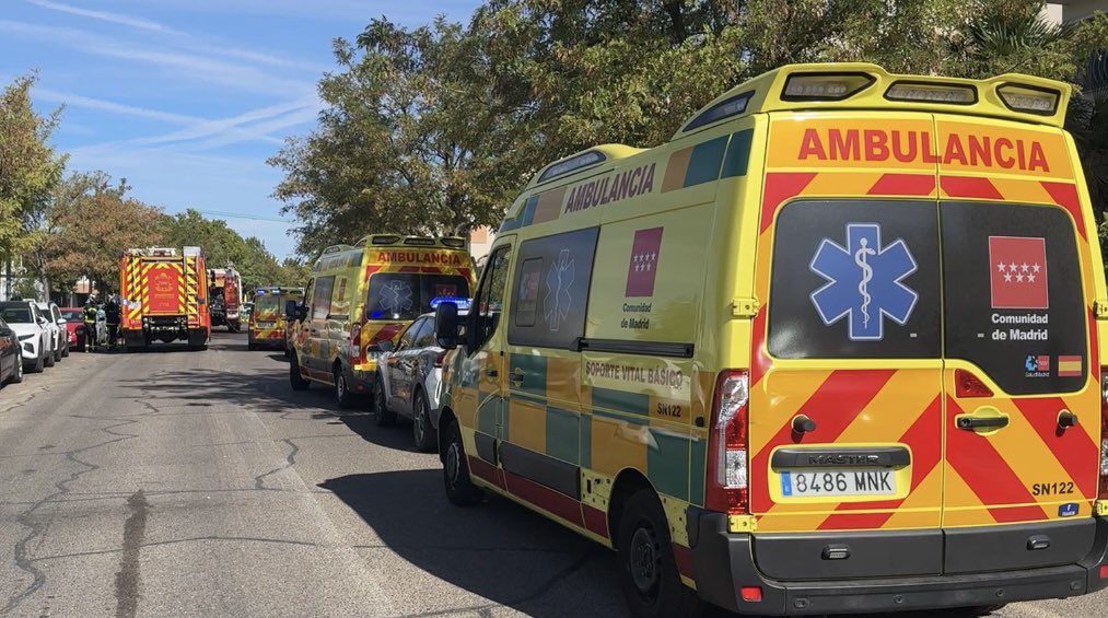 112cmadrid's tweet image. Incendio en el edificio de @ProteCivilRivas 

Seis dotaciones de #BomberosCM apagan el fuego y ventilan el edificio.

#SUMMA112 atiende a dos personas por inhalación leve de humo, dadas de alta en el lugar. 

Investiga @guardiacivil y colabora @policiaderivas