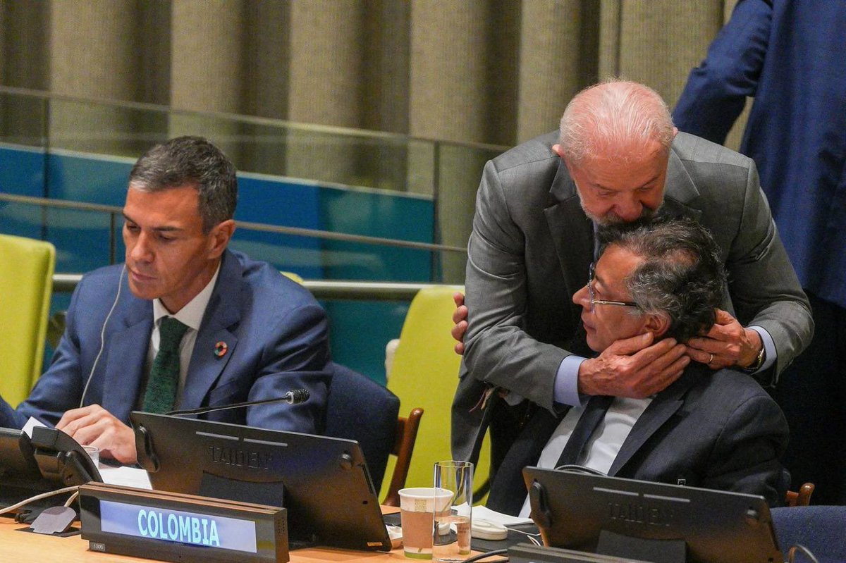 🇧🇷🇨🇴Brezilya Devlet Başkanı Lula’nın, Kolombiya Devlet Başkanı Petro’ya sarılıp öptüğü an. — Petro’nun  İsrail ve Trump’ı yerden yere vuran BM konuşmasından sonra…