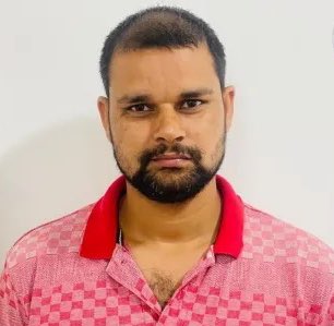 दो लाख का इनामी #गिरफ्तार, नेपाल भागने से पहले एसटीएफ ने दबोचा, जेल की दीवार फांदकर भागा था आरोपी चौधरी

जिले का सबसे बड़ा #इनामी अपराधी सुमित चौधरी अब पुलिस की गिरफ्त में है। #मुरादाबाद के हजरतगढ़ी थाना क्षेत्र का रहने वाला सुमित साल 2018 में बदायूं जेल से कुख्यात साथी चंदन की