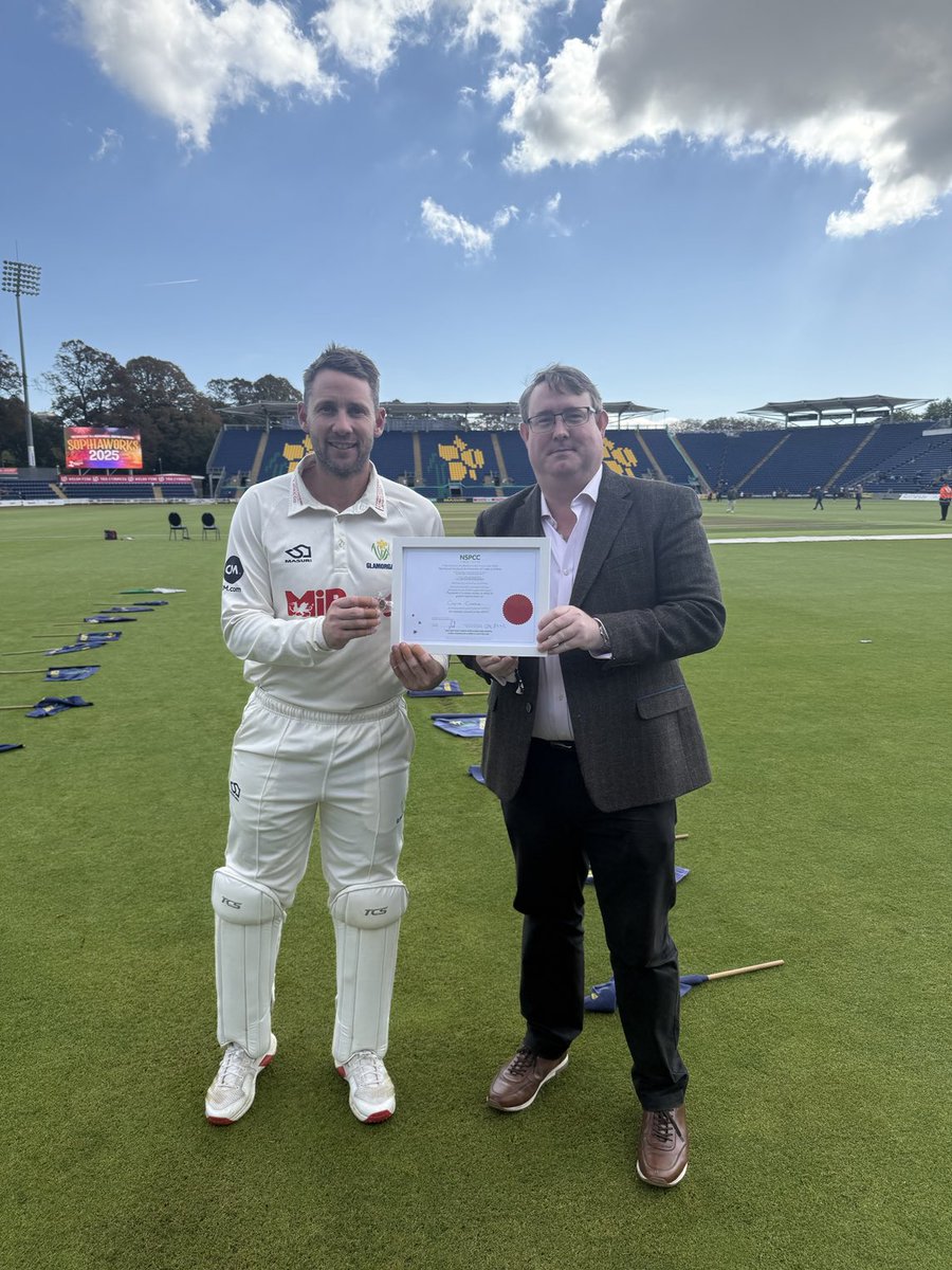 Delighted to present ⁦<a href="/Cooky_24/">Chris Cooke 🇿🇦 🏴󠁧󠁢󠁷󠁬󠁳󠁿</a>⁩ with his ⁦<a href="/NSPCC/">NSPCC</a>⁩ ⁦<a href="/NSPCC_Cymru/">NSPCC Cymru/Wales</a>⁩ Merit award certificate for supporting and raising money for NSPCC during his testimonial 👍👏