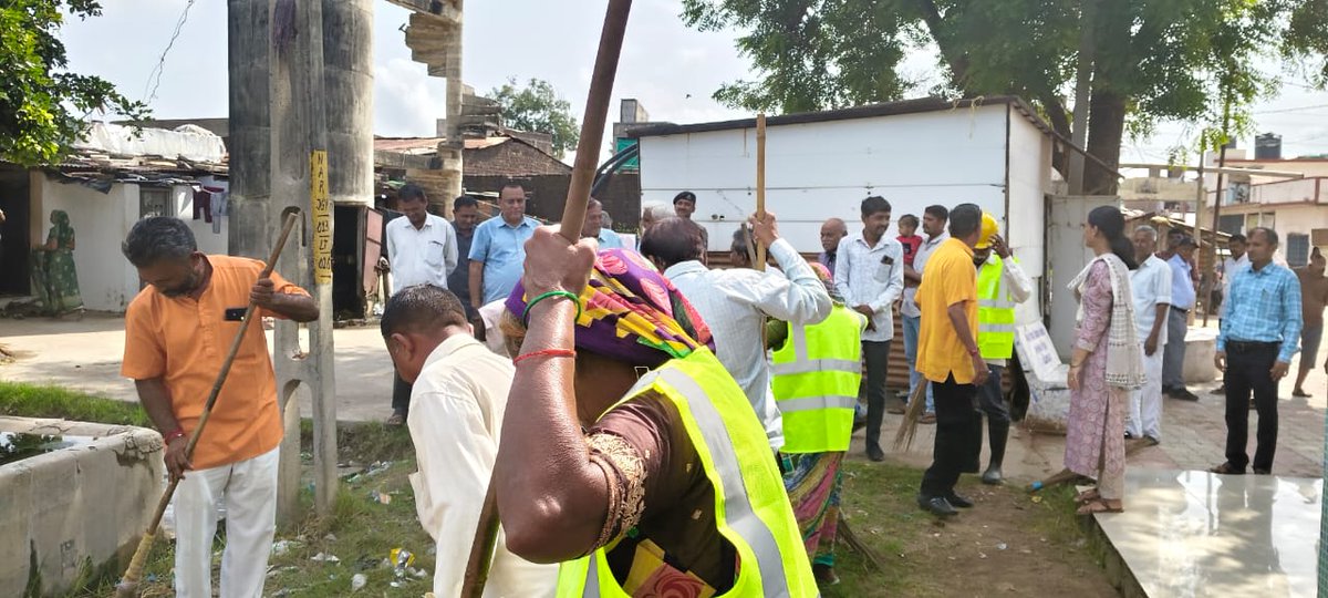સોજિત્રા તાલુકાના રૂણજ ગામ ખાતે માનનીય ધારાસભ્ય સાહેબ શ્રી વિપુલભાઈ પટેલ ની ઉપસ્થિતિ માં શ્રમદાન  કાર્યક્રમ નું આયોજન કરવામાં આવ્યુ.
#SwachhataHiSeva2025
#Swachhotsav
#swachbharat 
#swachanand 
#SwachhataZumbeshMassCampaign2025 
#SwachhGujaratGramin 
#swachhbharatmission