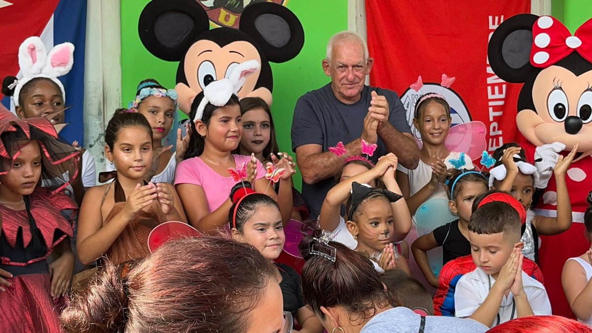 Honor a quien honor merece, así fue la noche en #SanJuanYMartínez, se sumó todo el pueblo para celebrar la entrega del premio del Barrio al Doctor Sergio Piloña. Gracias Sergito por tanta entrega, sabiduría y sensibilidad.  #Cuba #PinardelRío
