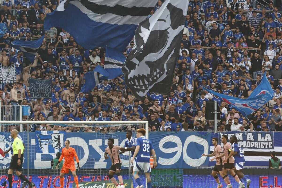 Strasbourg : en conflit avec le club, les Ultras en grève totale jusqu'à nouvel ordre
➡️ l.lequipe.fr/iTx