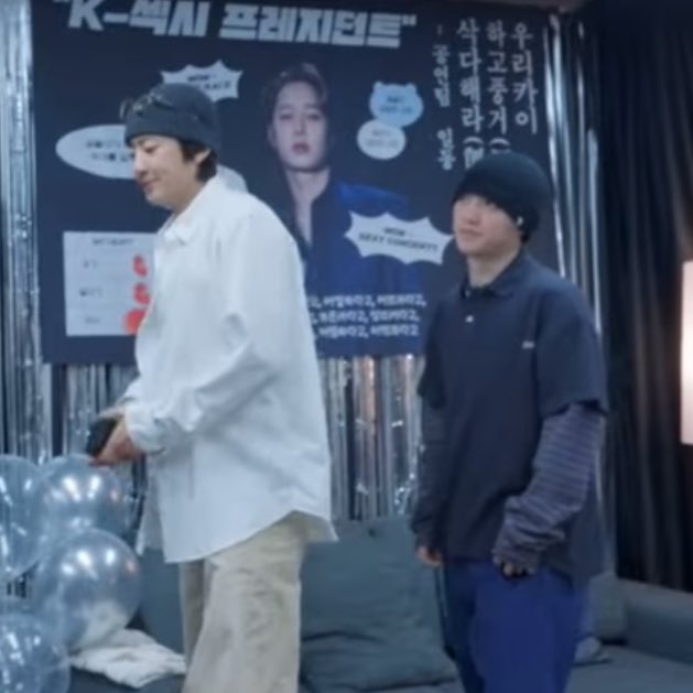 แบบรูปแรกพอทน ตัดภาพมาอีกทีพากันเดินออกมาจากมุมโซฟาตรงนั้นพอเลย ที่นั่งมันน้อยอะเนาะ