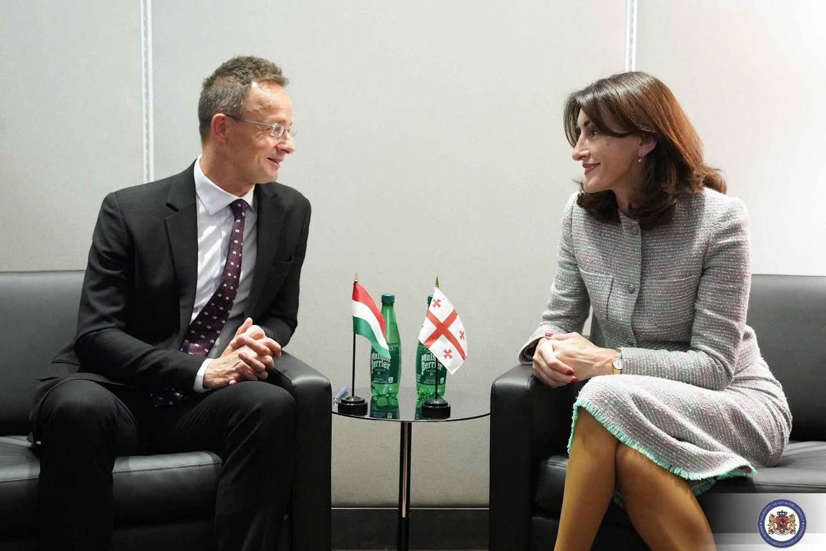 MFAgovge's tweet image. Georgian FM @MakaB__ met 🇭🇺 FM @FM_Szijjarto at #UNGA80. They discussed 🇬🇪-🇭🇺 strategic partnership, EU integration, and sectoral cooperation. FM Botchorishvili thanked Hungary for supporting Georgia’s European aspirations at political and expert levels.