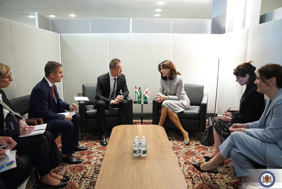 MFAgovge's tweet image. Georgian FM @MakaB__ met 🇭🇺 FM @FM_Szijjarto at #UNGA80. They discussed 🇬🇪-🇭🇺 strategic partnership, EU integration, and sectoral cooperation. FM Botchorishvili thanked Hungary for supporting Georgia’s European aspirations at political and expert levels.