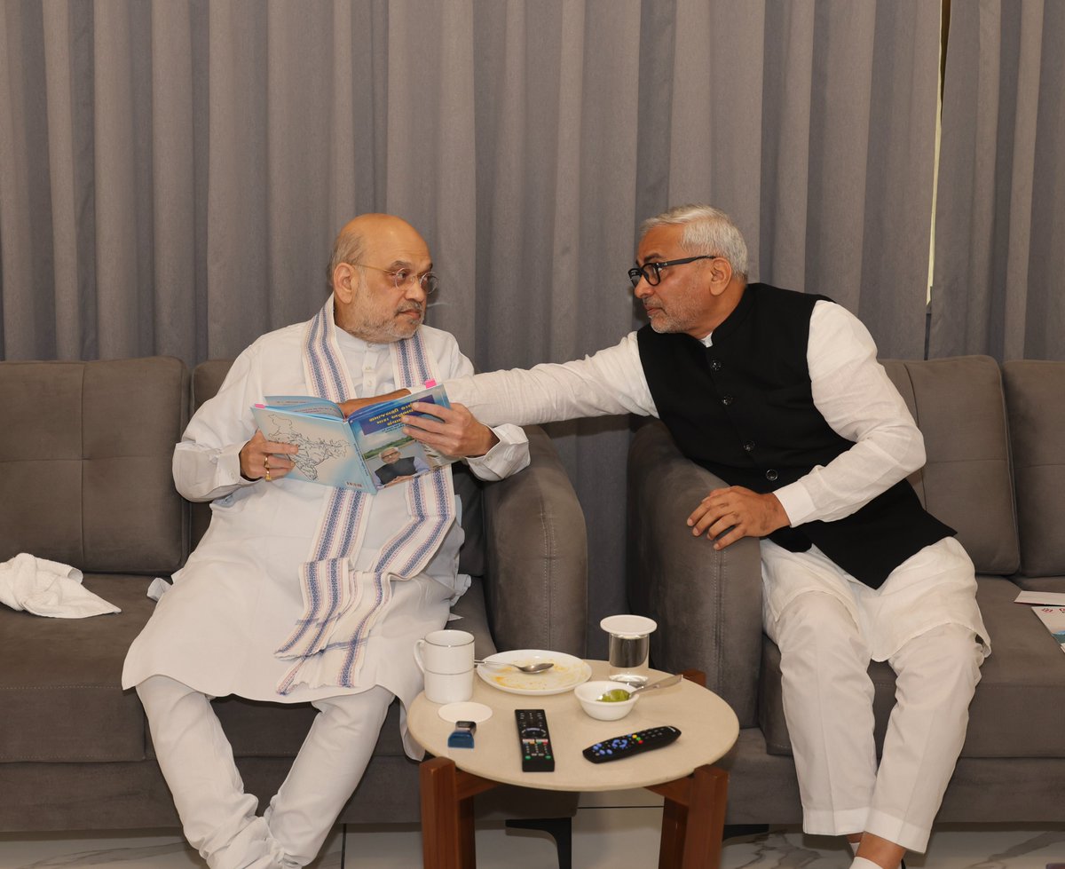 MathurSavani's tweet photo. सूरत सर्किट हाउस में माननीय गृह मंत्री अमितभाई शाह जी से शुभेच्छा मुलाकात की।
@AmitShah  #HomeMinister #suratcircuithouse #meet #mathurbhaisavani https://t.co/AIPx1hokyJ