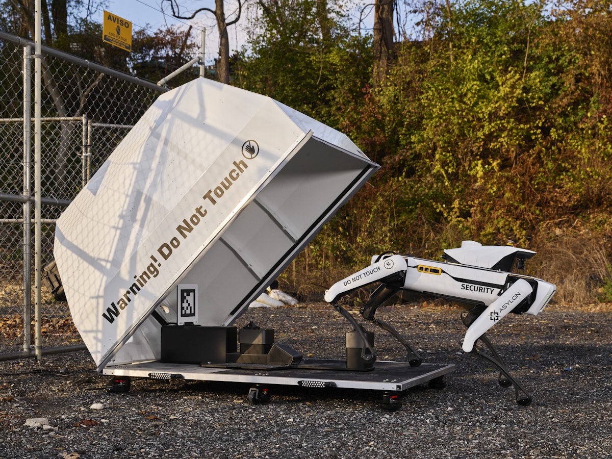 asylonrobotics's tweet image. Tired of security coverage gaps at your logistics site? Our robotic guard dog is on the job 24/7. 🤖 See how DroneDog is deterring theft and augmenting security teams in this @CCJNow article: hubs.la/Q03JF9L90 #RoboticSecurity #Logistics #SupplyChain #Security