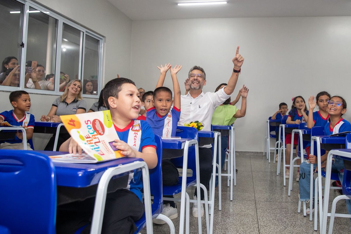O #TBT de hoje é de um dia especial. O dia da entrega da Escola Maria Catarina Dantas Tibúrcio, a 29ª unidade de ensino reconstruída pela nossa gestão. Um sonho realizado para a comunidade escolar santanense.

Daqui a pouquinho estarei novamente em Santana para a entrega da