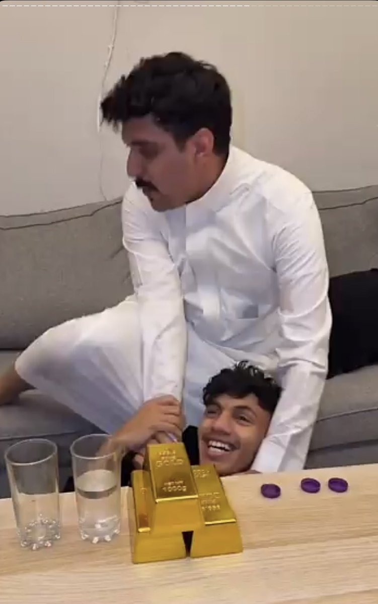لماذا يضحك الرجل عندما يخسر كل شيء