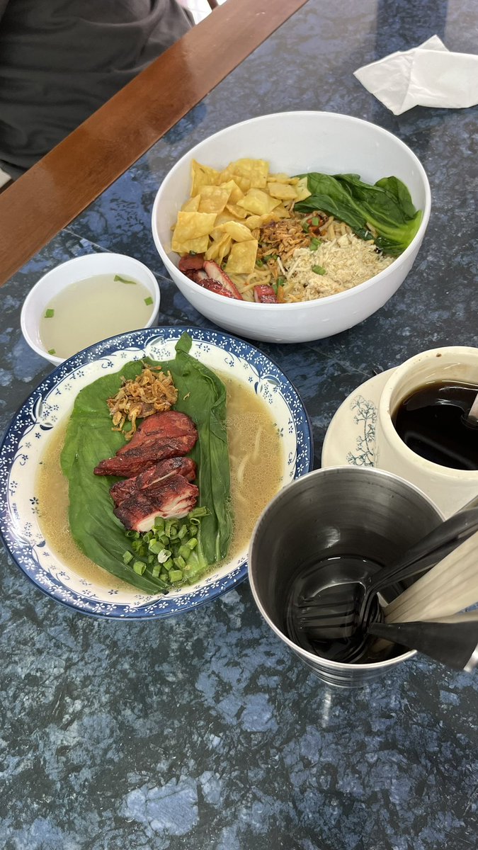 frontlinersldr's tweet image. Manifesting doing this with my boyfriend someday, but for now, I’m vibin’ here with my boy friend 

same great food, different vibe! 🍜❤️