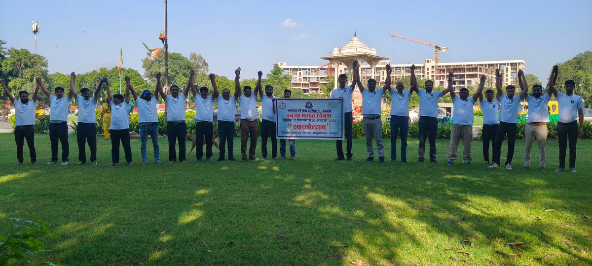 CGST Jaipur organized a powerful Human Chain event today, people came together to raise awareness about cleanliness and sanitation highlighting our collective commitment to maintaining a cleaner, healthier environment for all. #SHS2025 #Swachhotsav <a href="/cbic_india/">CBIC</a>  <a href="/CGSTJAIPURZONE/">CGST Jaipur Zone</a>