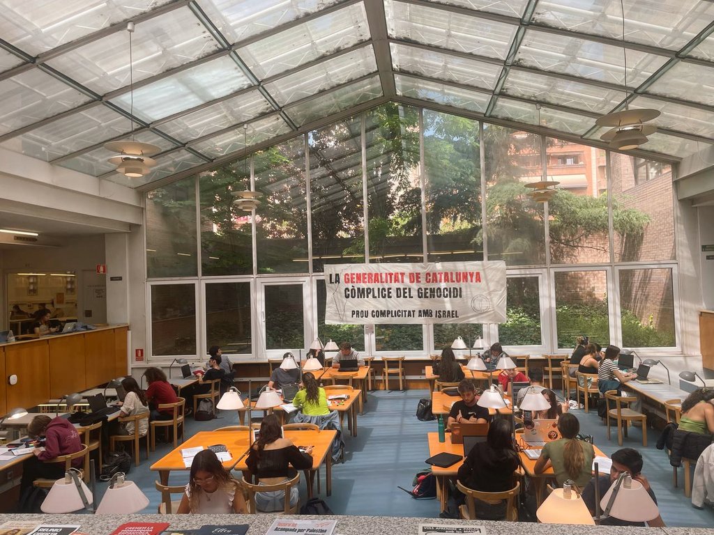 wontse_'s tweet photo. Fa poc més d'un any, a la UdL, després de setmanes d'estudiants acampats, els òrgans de govern votaven en bloc mantenir vincles amb Israel. https://t.co/lTXSXzgSbL