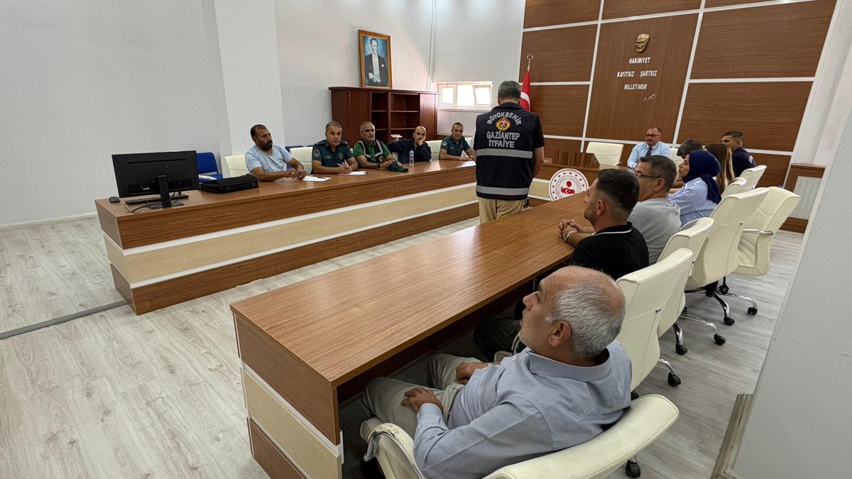gbbitfaiye's tweet photo. 🚨👨🏻‍🚒İtfaiye haftası etkinlikleri kapsamında Karkamış Kaymakamlığı personellerine 'Yangın Eğitimi' ile söndürme tatbikatı gerçekleştirildi.🚨

@GaziantepBeld @FatmaSahin https://t.co/wQP2CggGIF