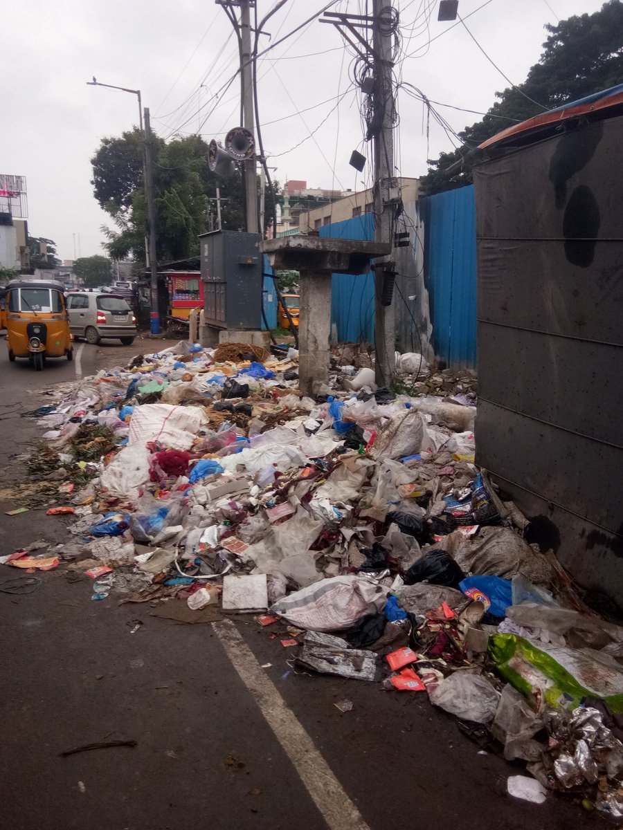 Kuch_bhi8's tweet image. Near khilwath bus stop @GHMCOnline @CommissionrGHMC @gadwalvijayainc
Just to let you know...I often see foreigners,tourists from different states visit chowmahalla palace and then walk towards charminar in this route...and this is how you want to show our old city to them