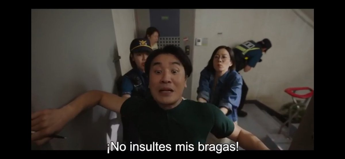 cami_dramas's tweet photo. Empecé #NotOthers y ya lo iba a dejar porque el primer episodio ni fu ni fa pero seguí viendo un poco del 2 porque ya me lo había descargado y como me rei con el ladrón 👙😂😂😂 ajjaja muy chistoso. Encima mandaban a volar al policía y seguían jalando al otro de las 👙😂😂😂 https://t.co/pIg3W3gCiV
