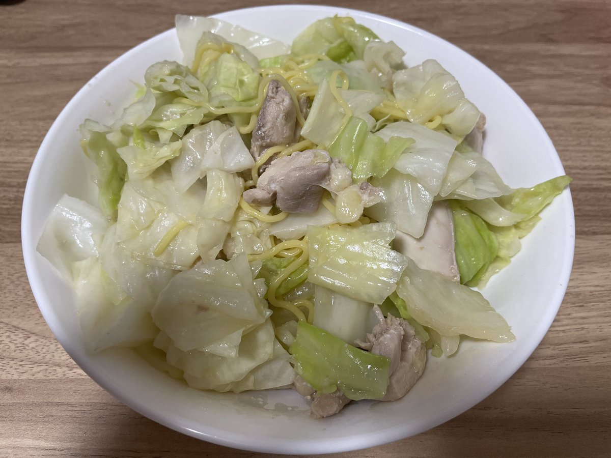 今日は身体を絞る為に夕飯は炭水化物抜きの高タンパク低カロリーにすると決めたんだ！

温野菜と蒟蒻麺

写真撮ったけど全く映えないな🤣