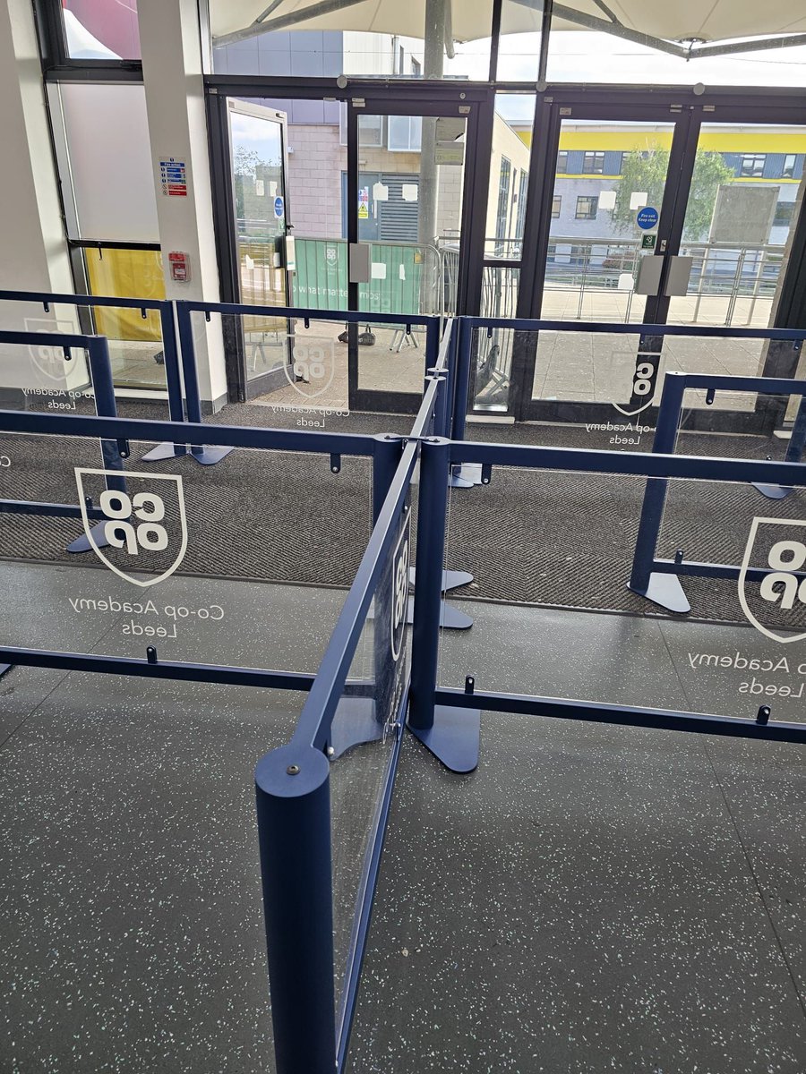 SeatableUK's tweet photo. 🍁 As summer fades and autumn settles in, our Queue Barriers are still going strong. Functional &amp; built for busy spaces, no wonder they’re in high demand.
📞 01484 861 982  https://t.co/Bn8uidXYbJ 
#QueueBarriers #SeatableStyle https://t.co/CGbN1DAlSG