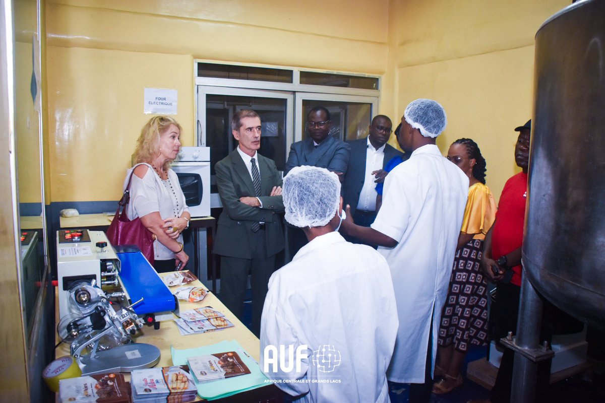 AUF_AfriqueCGL's tweet photo. 🚀 Étape 3 de la #TournéeStartUp237 à Douala : Pedro’s, Katika &amp; Acquaki ont brillé par leur innovation 🇨🇲✨ Biscuits locaux, Blockchain, IA &amp; aquaculture au cœur de l’entrepreneuriat camerounais ! #MadeInCameroon #TechForGood #AUF #FEF https://t.co/9qW3iAQkra