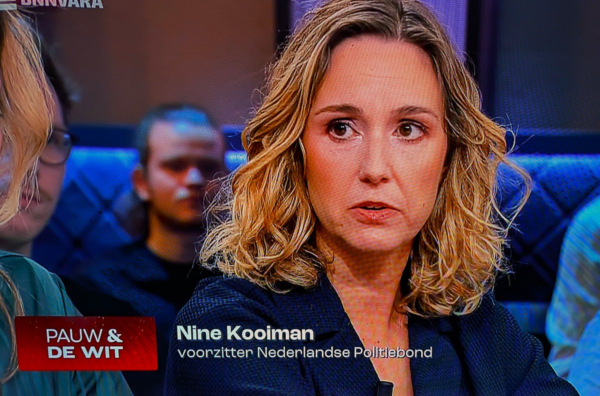 Dat betekent dat agenten uit de wijken, de opsporing  en de aangiftebalies worden weggetrokken om bij te springen in de ME.  Escaleert het op straat, dan blijft ander cruciaal politiewerk liggen.’ politiebond.nl/npb-tekort-aan…