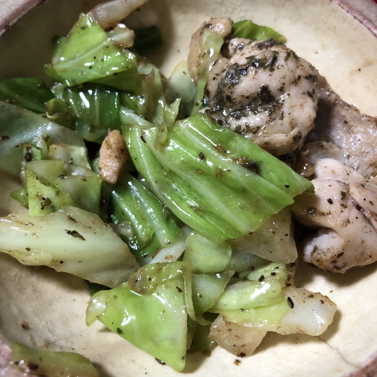 aquilha's tweet photo. 久しぶりに近くの#三本松青果店に行ったら立派なキャベツを230円で売っていたので、考えずに買ってしまう❣️
帰って冷蔵庫にあった鶏肉と
オリーブオイル炒めにしてガラムマサラをふりかけてみた❣️ https://t.co/4YbOrByh4i