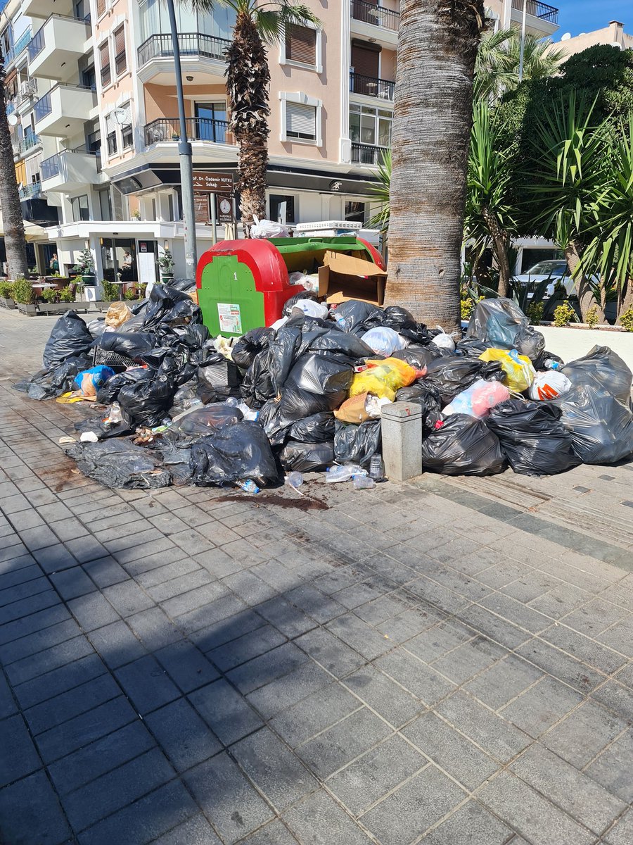 Bu çöpler daha ne kadar böyle kalacak acaba? <a href="/izmirhim/">İzmir HİM</a> <a href="/karsiyaka_bel/">Karşıyaka Belediyesi</a> <a href="/izmirbld/">İzmir Büyükşehir Belediyesi</a>