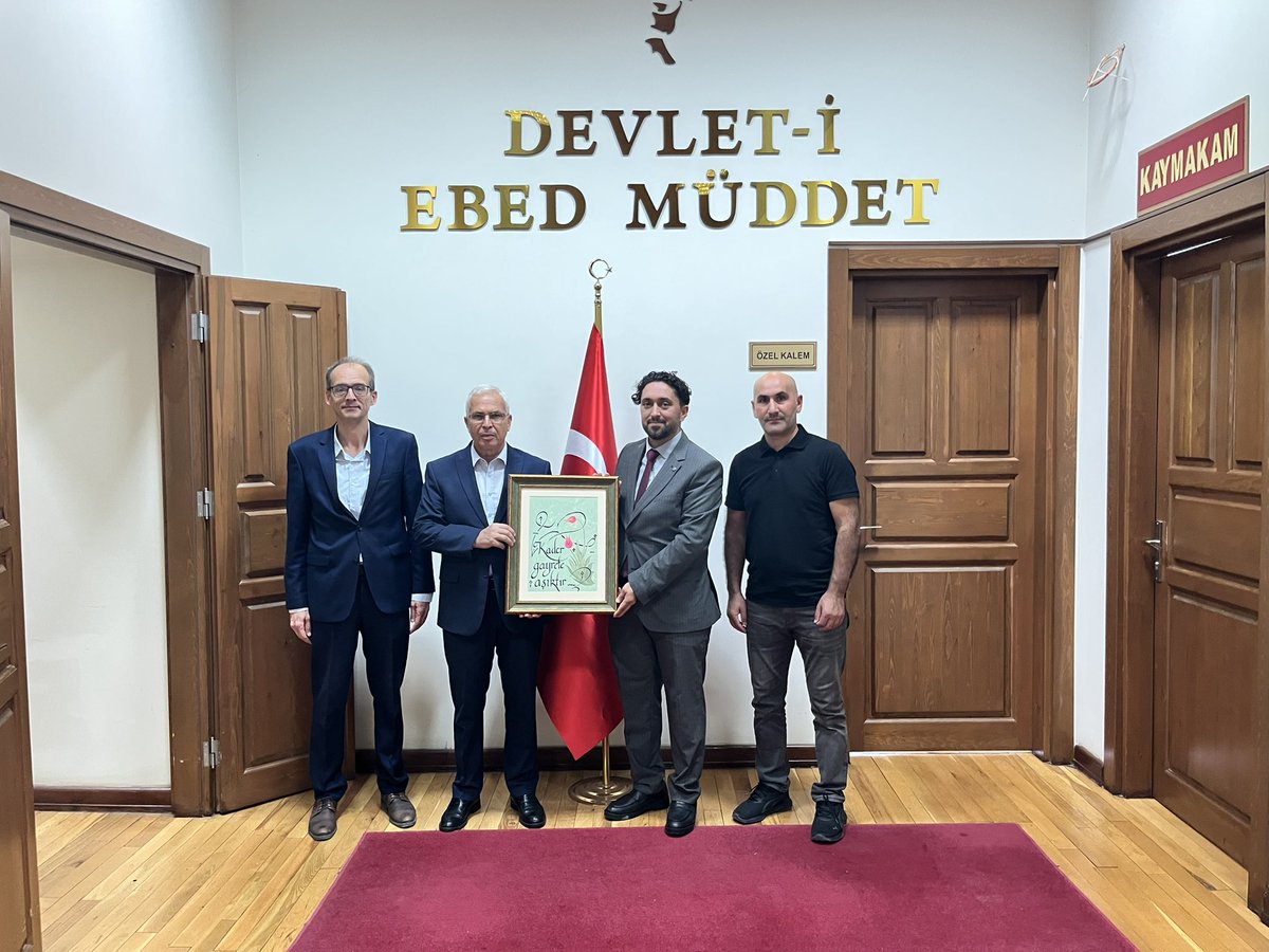 Darıca Bilim ve Sanat Merkezi Okul Müdürü Muhammet Musab Gümüş ve beraberindeki okul idarecileri, Kaymakamımız Sayın Yaşar Dönmez’i makamında ziyaret ederek, göreve başlaması dolayısıyla hayırlı olsun dileklerini ilettiler.