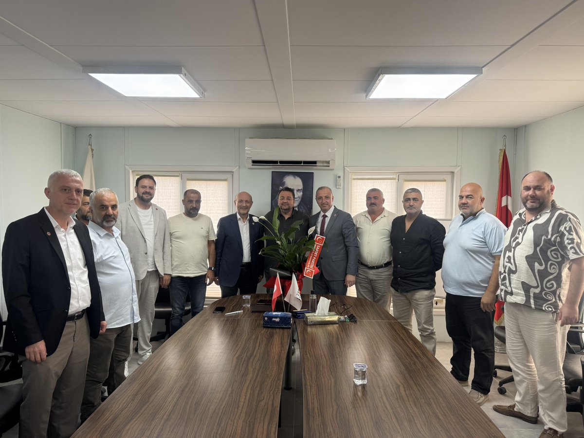 İl Başkan Yardımcımız Ahmet Vakkas Yıldız, Gemlik İlçe Başkanımız Cihangir Dinç ve kıymetli yönetim kurulu üyelerimiz ile birlikte, Gemlik Nakliyeciler Derneği Başkanı Alper Aslan ve yönetimini ziyaret ettik.

Nakliyeci esnafımızın yaşadığı sıkıntıları ve karşılaştıkları