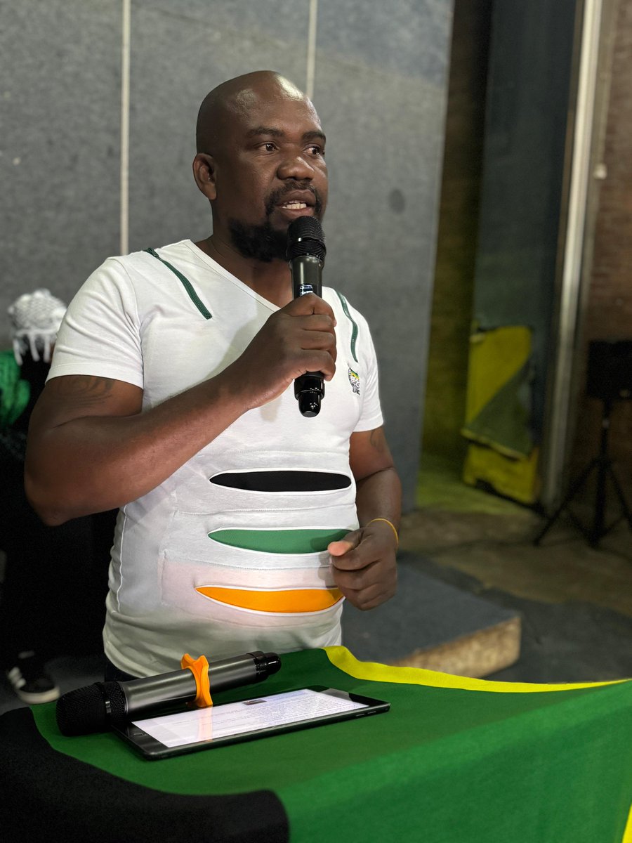 UncleKagiso's tweet photo. The Incoming Regional Deputy Chairperson of ANC Joburg Region  Cde Adolph Vhonani Marem @COCmarema 🖤💚💛 https://t.co/SqvxDfDKf2