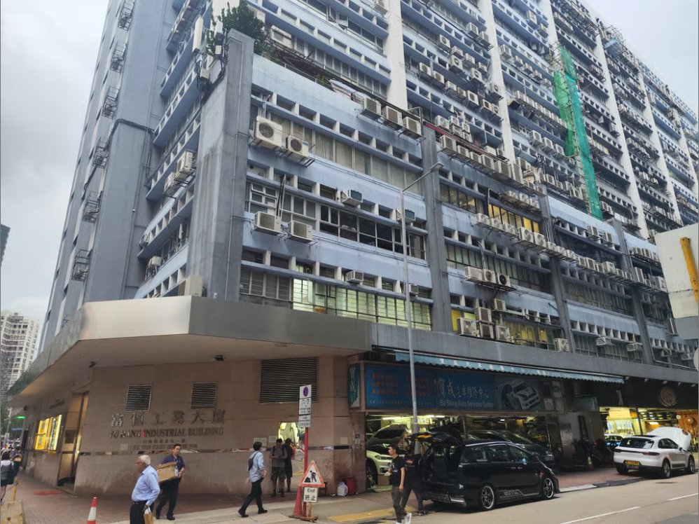 紅磡黃金工廠9.17劫案告破！💰被盜5900萬港元黃金已全數追回，警方拘捕13人。西九重案組指17名疑犯曾控制職員行劫，神速破案獲市民拍手叫好👏 #香港黃金劫案 #警方破案 #財物追回 #涉案被捕 #HKnews #Chinanews