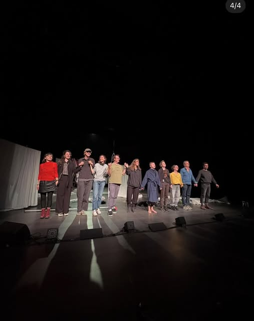 merlinpapin3's tweet photo. .@FredOL69007 @tbarnaud Première Réussie hier à Lausanne pour le Talentueux #DimitriDoré pour le spectacle seul en scène #Daïnas mise en scène par #JonathanCapdevielle écrit par Jonathan Capdevielle et #DimitriDoré 

Dans un jeu subtil entre mythe et réalité, Dimitri se métamorphose en Oleg, un personnage viking légendaire capable de traverser les âges et les cultures, autant de miroirs de ses propres territoires intérieurs. Porté par une forme pluridisciplinaire mêlant le chant, la danse et la marionnette, ce seul en scène fait de l’histoire personnelle du comédien une multitude de récits, qui le racontent autant qu’ils nous racontent.

Il sera à Lausanne jusqu'à Dimanche , avant une tournée qui l'amnera au Théâtre de Gennevilliers du 6 au 17 Novembre 2025 , puis du 21 au 24 Janvier 2026 à Genève , du 31 Mars au 2 Avril à Besançon , 8 et 9 avril à Angers , du 29 et 30 avril à Belfort et enfin du 9 au 13 Juin à la Maison des Metallos à Paris (ou j'irais le voir)

Photo ©VinasVictoria
Photo ©JulieEvard