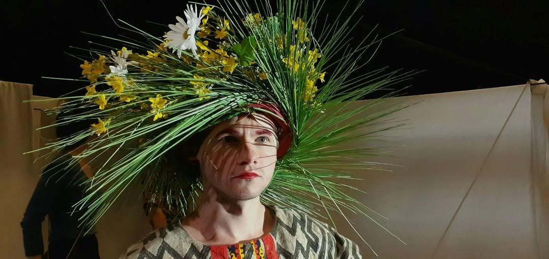 merlinpapin3's tweet photo. .@FredOL69007 @tbarnaud Première Réussie hier à Lausanne pour le Talentueux #DimitriDoré pour le spectacle seul en scène #Daïnas mise en scène par #JonathanCapdevielle écrit par Jonathan Capdevielle et #DimitriDoré 

Dans un jeu subtil entre mythe et réalité, Dimitri se métamorphose en Oleg, un personnage viking légendaire capable de traverser les âges et les cultures, autant de miroirs de ses propres territoires intérieurs. Porté par une forme pluridisciplinaire mêlant le chant, la danse et la marionnette, ce seul en scène fait de l’histoire personnelle du comédien une multitude de récits, qui le racontent autant qu’ils nous racontent.

Il sera à Lausanne jusqu'à Dimanche , avant une tournée qui l'amnera au Théâtre de Gennevilliers du 6 au 17 Novembre 2025 , puis du 21 au 24 Janvier 2026 à Genève , du 31 Mars au 2 Avril à Besançon , 8 et 9 avril à Angers , du 29 et 30 avril à Belfort et enfin du 9 au 13 Juin à la Maison des Metallos à Paris (ou j'irais le voir)

Photo ©VinasVictoria
Photo ©JulieEvard