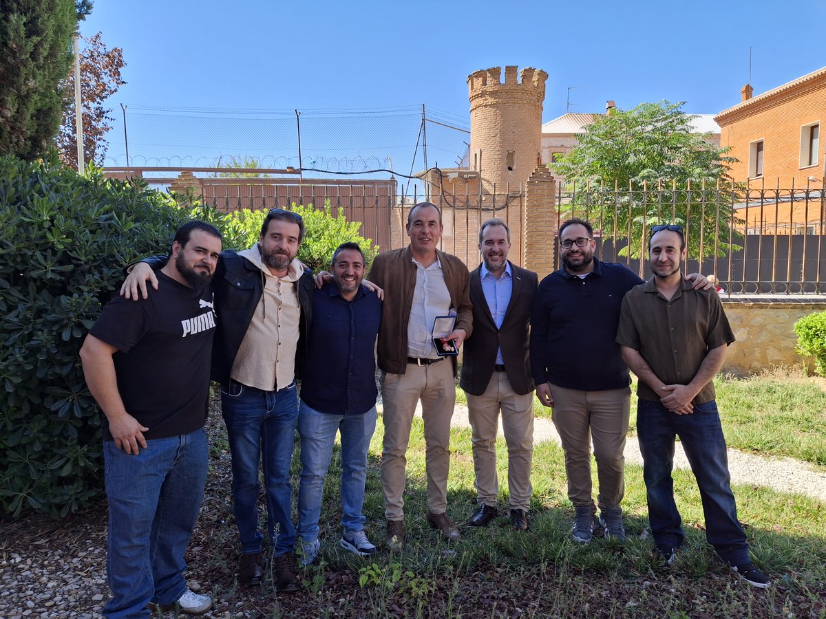 Nuestro compañero Javier ha recibido la medalla de bronce al Mérito Penitenciario por su labor en el Centro de Ocaña (Toledo) Un reconocimiento que se entrega a aquellas personas que llevan a cabo actividades relevantes. Enhorabuena, Javier!! Buen trabajo!! #esfuerzo #dedicación