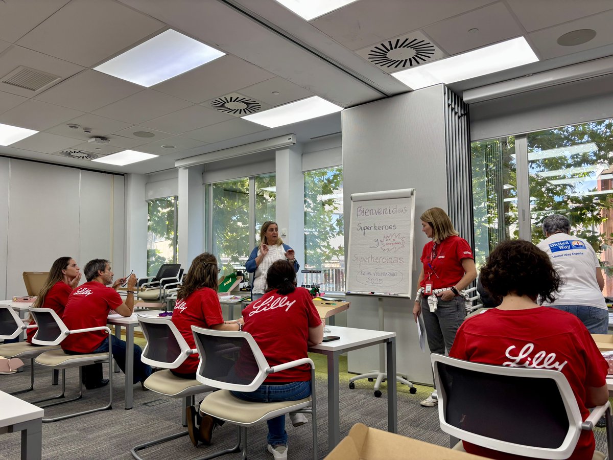 Un año más, colaborando con <a href="/UnitedWaySpain/">United Way España</a> en nuestro día del voluntariado en <a href="/EliLillyandCo/">Eli Lilly and Company</a>. Este año fabricando disfraces de superhéroes para niños hospitalizados con ayuda de la <a href="/fpdeseo/">Fundación Pequeño Deseo</a> #WeAreLilly