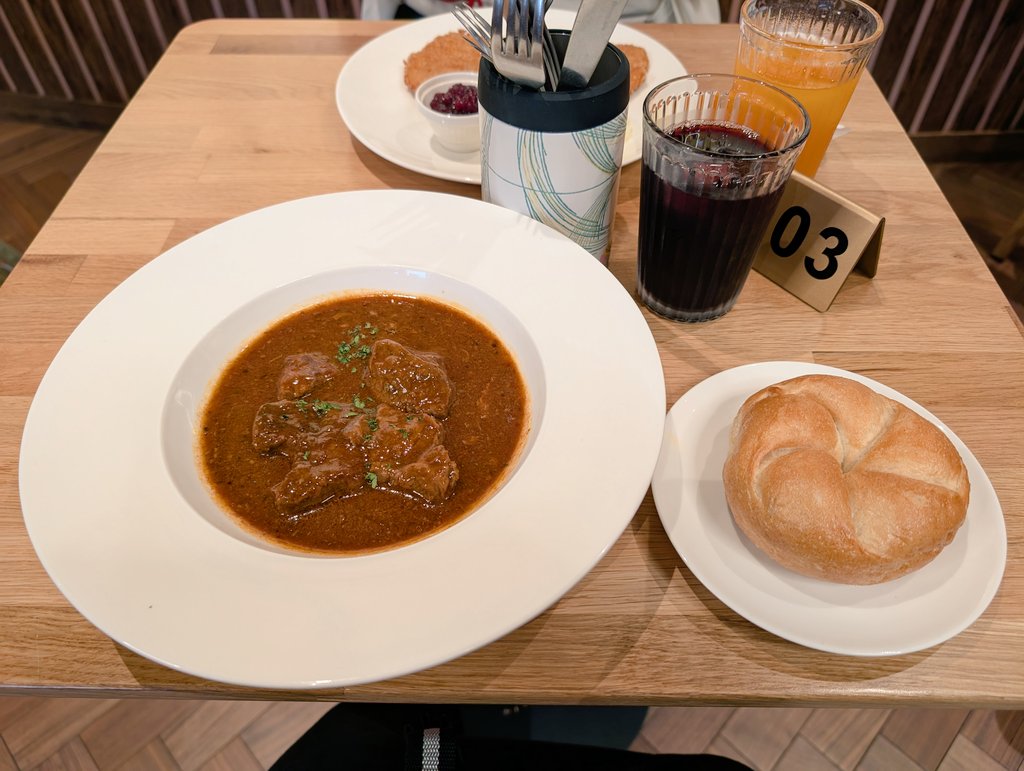 tulipa_52's tweet photo. 万博行き納めしてきました〜。
行きたかったオーストリアの屋上とレストラン。
スイス館の窓も近くで見られました！ https://t.co/aCf0EKFklf