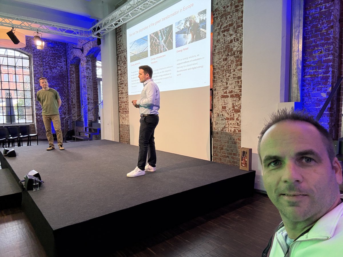 KaiWaehner's tweet photo. Packed house at #DSWT Frankfurt.
My highlight: Volkswagen’s CARIAD connects millions of cars with #ApacheKafka + #ApacheFlink, turning raw vehicle data into insights.
Other stories from #EON, #DBSchenker, #Siemens show why Kafka alone isn’t enough. #DataStreaming at scale. https://t.co/hqkPCaZ40Y