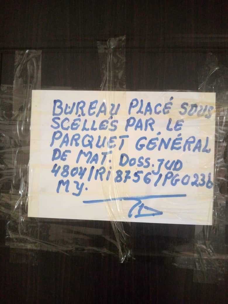 robertchoudury's tweet photo. Aujourd'hui, nos bureaux ont été scellés par suite des plaintes de certains habitants de LCDF auprès de l'ARE concernant nos tarifs, légèrement plus élevés que ceux de la SNEL.
Nos tarifs ne peuvent en aucun cas être comparés à ceux de la SNEL, car ils incluent l'investissement en infrastructure ainsi que l'utilisation de groupes électrogènes durant les fréquentes et longues défaillances de la SNEL.
Depuis sa création en 2012, la gestion de LCDF subit de lourdes pertes, mois après mois, année après année, pour assurer l'alimentation en courant électrique des habitants.
Nous avons demandé maintes fois à la SNEL de reprendre la distribution du courant, sans succes. Nous comprenons qu’il s’agit de manœuvres predatoires, comme souvent dans le passé, .