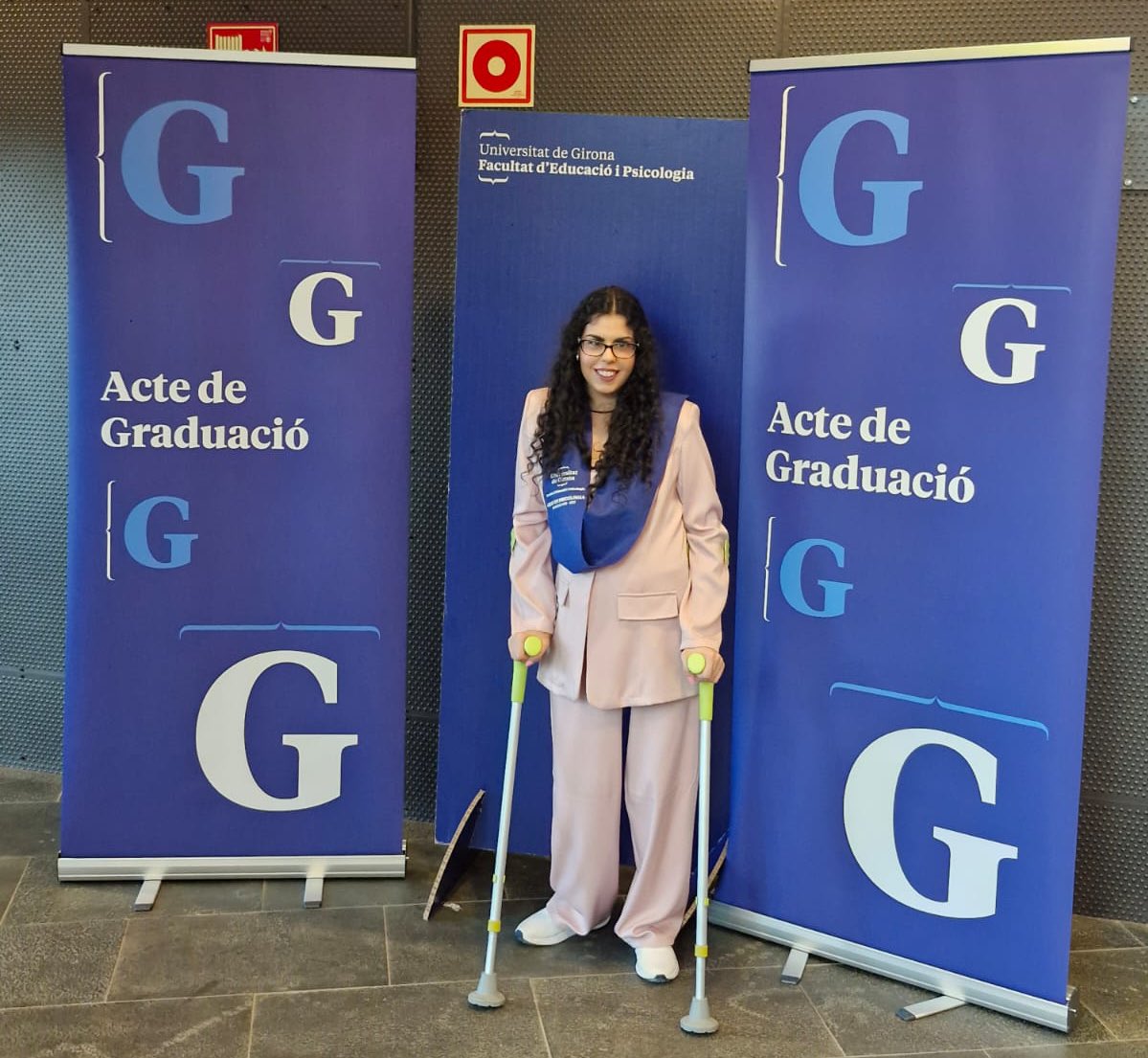 De petita NO SABIEN FINS A QUIN PUNT PODRIA ARRIBAR A CAMINAR, i amb 3anys meus pares em van comprar les crosses +petites del mercat i les van fer tallar pq éren massa grans x la meva mida d’aquell moment. Des d’aleshores HE APRÉS A CAMINAR-HI I SOC INDEPENDENT GRÀCIES A ELLES💚